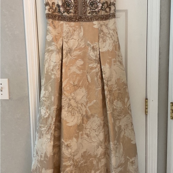Ball gown worn twice floor length sleeveless - Picture 6 of 6